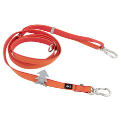 Rote und orange Hundeleine Multilong Leash II mit zwei Karabinerhaken und Tannenbaum-Zierelement, schwarzes Etikett sichtbar.