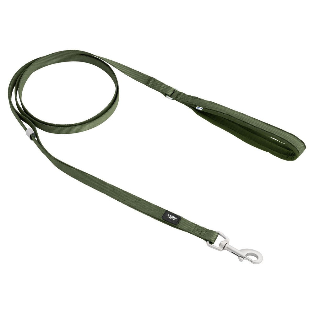 "Grüne Hundeleine Seeker aus strapazierfähigem Material, flaches Design mit komfortablem Griff und silbernem Karabiner."