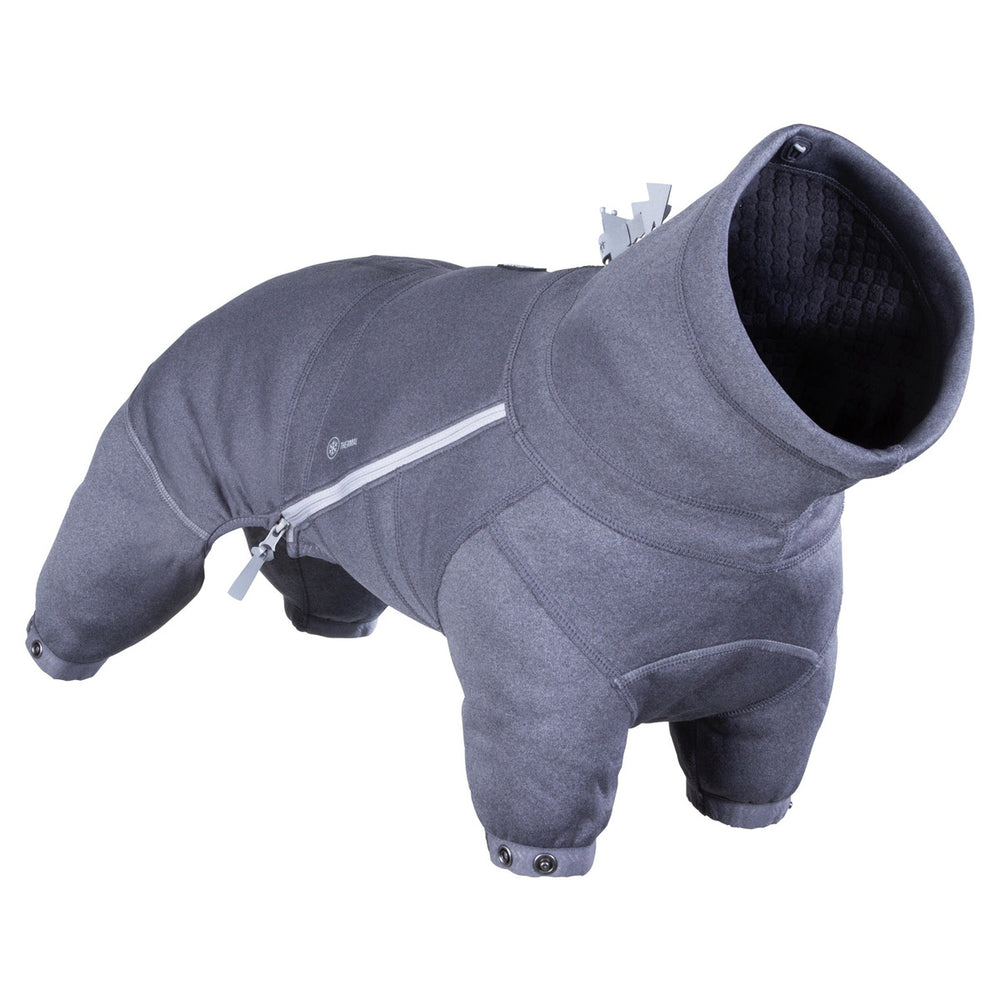 Grauer Hundeoverall aus Stoff mit Reißverschluss und Knöpfen, hoher Kragen, bedeckt gesamten Körper, ideal für kältere Tage.