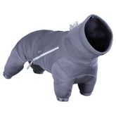 Grauer Hundeoverall aus Stoff mit Reißverschluss und Knöpfen, hoher Kragen, bedeckt gesamten Körper, ideal für kältere Tage.