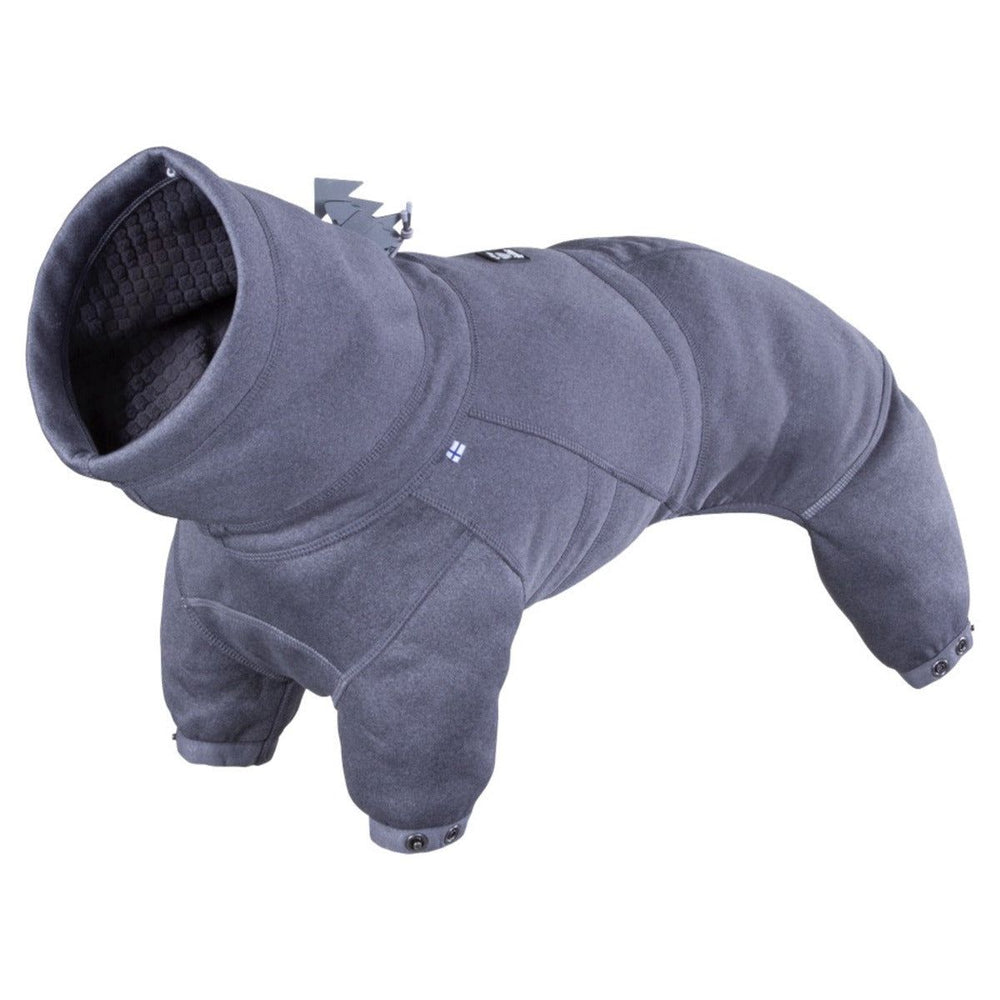 Grauer gepolsterter Hundeoverall mit Kapuze und Beinen, ideal für kaltes Wetter. Hundemantel bedeckt gesamten Körper, kleines Logo auf Rücken.