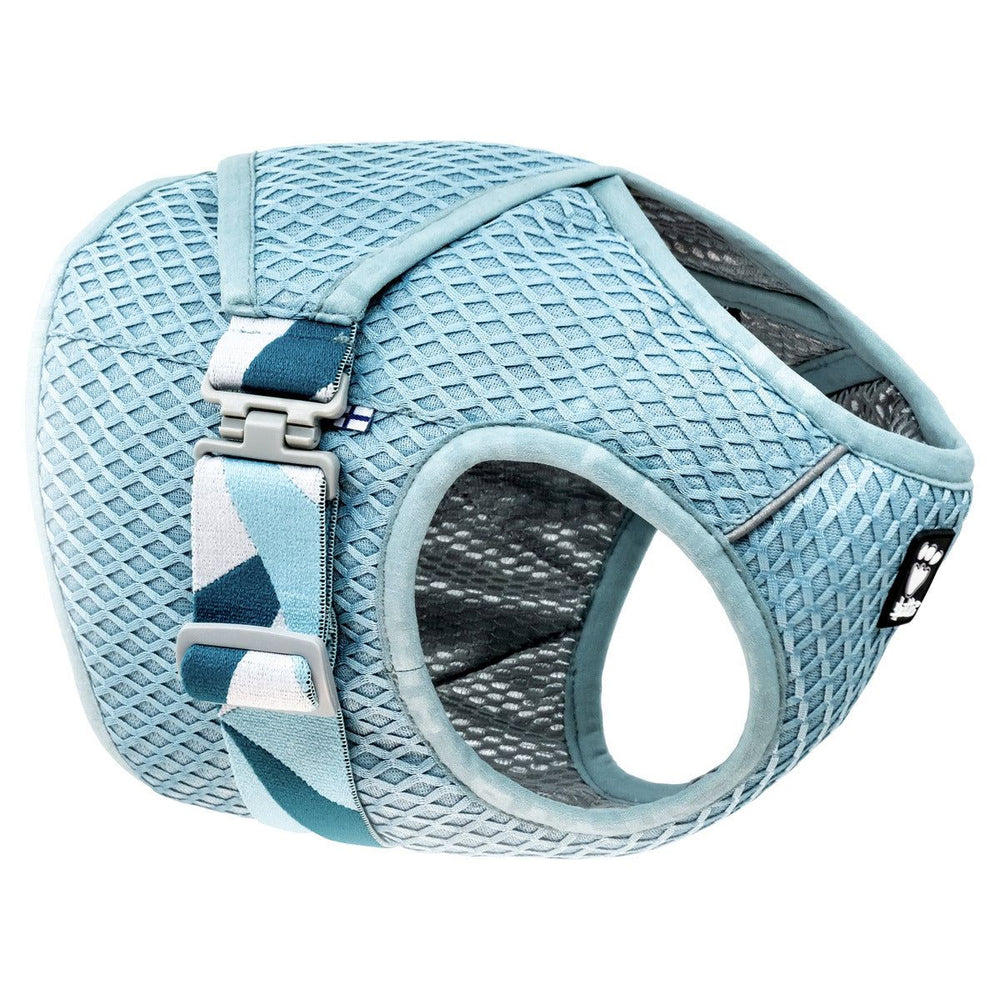 Atmungsaktive Kühlweste für Hunde, hellblau mit blauem Muster, verstellbarer Riemen und Schnalle für optimalen Tragekomfort.