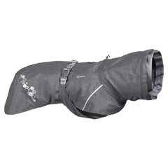 Grauer Hunderegenmantel Monsoon Coat II ECO mit reflektierenden Streifen, verstellbarem Gurt und Schnalle für sichere Passform.