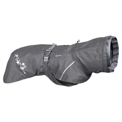 Grauer Hunderegenmantel Monsoon Coat II ECO mit reflektierenden Streifen, verstellbarem Gurt und Schnalle für sichere Passform.