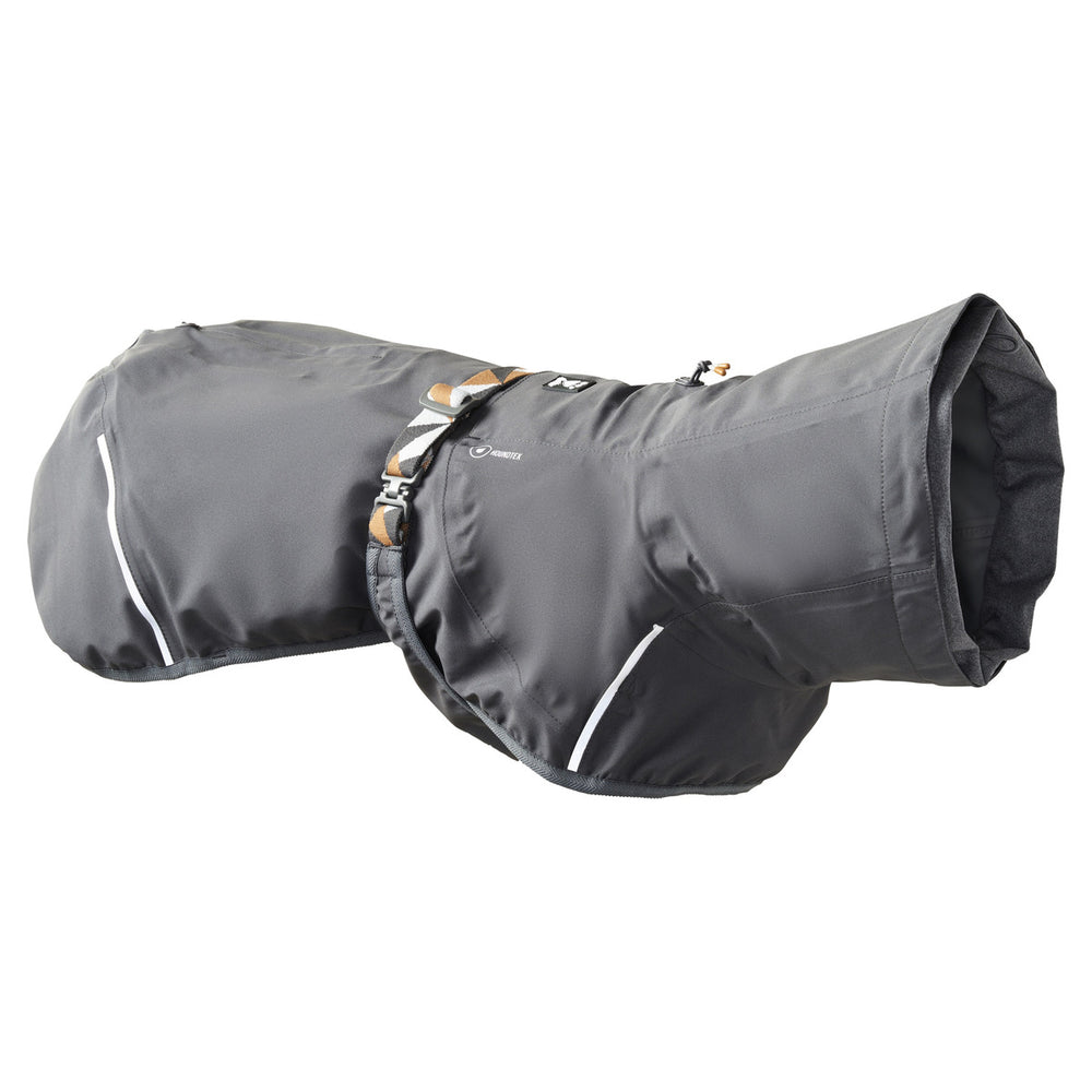 Grauer Hundemantel Mudventure Coat ECO mit reflektierenden Streifen, verstellbaren Riemen, schützt Hunde vor Kälte und Regen.