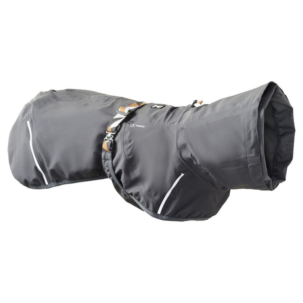 Grauer Hundemantel Mudventure Coat ECO mit reflektierenden Streifen, verstellbaren Riemen, schützt Hunde vor Kälte und Regen.