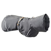 Grauer Hundemantel Mudventure Coat ECO mit reflektierenden Streifen, verstellbaren Riemen, schützt Hunde vor Kälte und Regen.