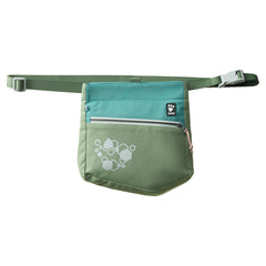 Grüne Snackbeutel Gürteltasche ECO mit verstellbarem Riemen, Zwei-Ton-Design und Reißverschlusstasche mit weißem Sechseckmuster.