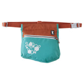 Zweifarbige Bauchtasche mit geometrischem Muster, braun-türkis, Snackbeutel mit weißem Reißverschluss und passendem braunen Gurt.