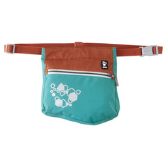 Zweifarbige Bauchtasche mit geometrischem Muster, braun-türkis, Snackbeutel mit weißem Reißverschluss und passendem braunen Gurt.