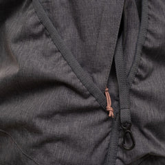 Graue Trainingsjacke mit Reißverschluss und Karabinerhaken, robustes Material, umweltfreundlich.