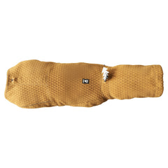 Wärmende Hundejacke Warming Midlayer ECO in Braun mit wabenartigem Muster und Logo.