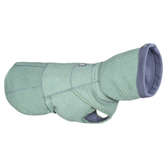 Grüner Hundemantel Razzle-Dazzle mit Rautenmuster, gefüttert, hohem Kragen, Beinausschnitten und Unterseitenverschluss.