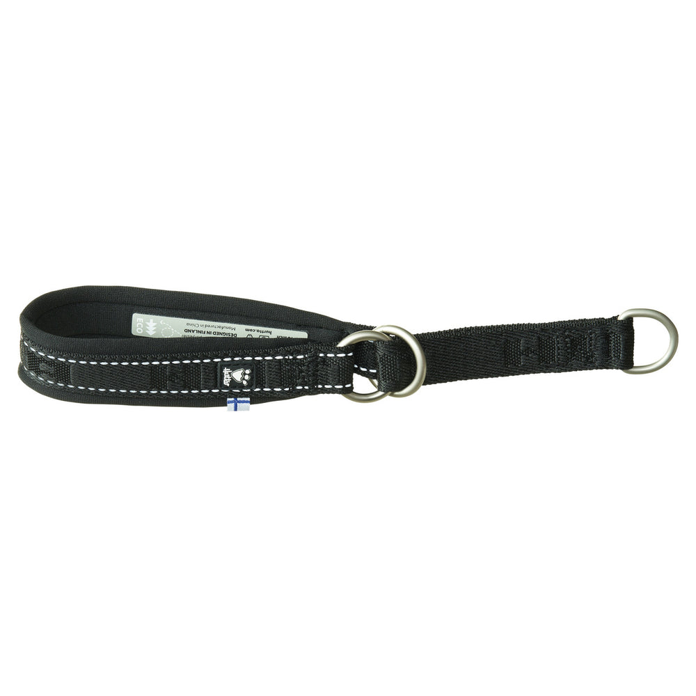 Schwarzes ECO-Hundehalsband mit weißen Nähten, zwei Metallringen und Etikett mit blauer Flagge. Casual Half Choke Design.