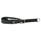 Schwarzes ECO-Hundehalsband mit weißen Nähten, zwei Metallringen und Etikett mit blauer Flagge. Casual Half Choke Design.