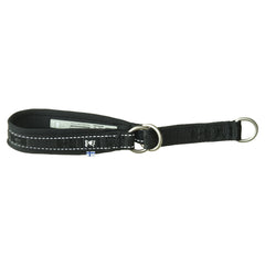 Schwarzes ECO-Hundehalsband mit weißen Nähten, zwei Metallringen und Etikett mit blauer Flagge. Casual Half Choke Design.