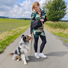 Multifunktionale Gassitasche als Bauchtasche oder Schultertasche, ideal für Hundebesitzer beim Spaziergang im Freien.