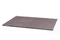 Hundedecke Caro in schlichtem Grau mit diagonal gestepptem Muster, weich gepolstert für gemütliche Hundemomente.