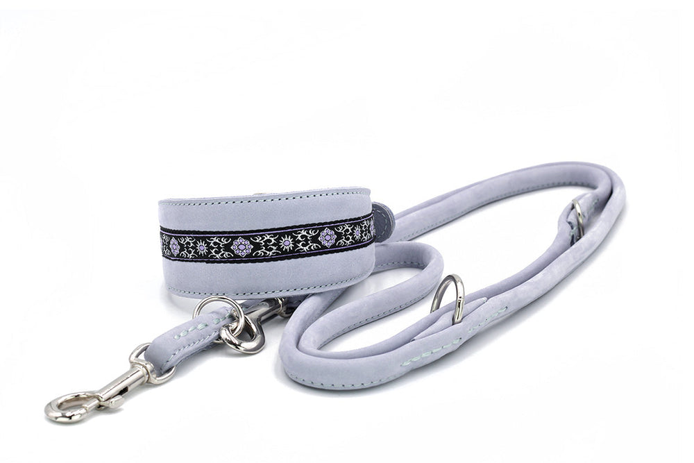 Elegante graue Hundeleine aus Leder mit weichem Griff und dekorativer Borte, inkl. metallichem Karabinerhaken.