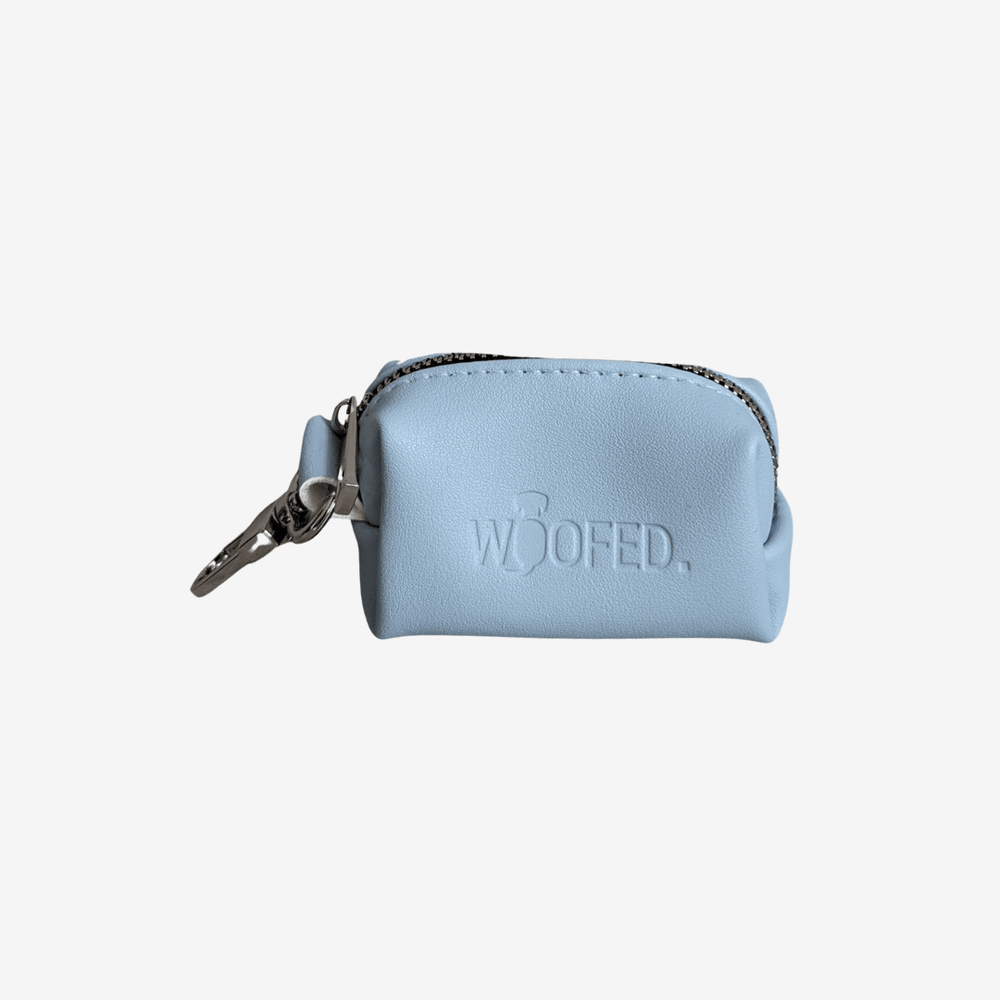 Kotbeutelspender WOOFED. aus veganem Kunstleder in Hellblau mit Reißverschluss für praktische Gassirunden.