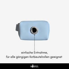 blauer Kotbeutelspender von WOOFED mit einfachem Entnahme-Mechanismus, vegan und stylisch, für gängige Kotbeutelrollen geeign
