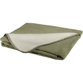 Wendedecke REVERSO in olivgrün und creme, gefaltet mit dekorativen Kanten für stilvolle Akzente im Wohnraum.