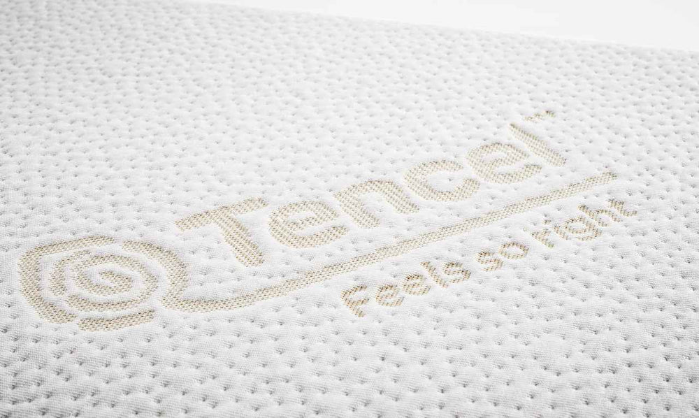 ALT-Text: Helles ORTHO Hundebett GLAM mit strukturiertem Tencel-Stoff und goldener Schrift „Feels so right“.