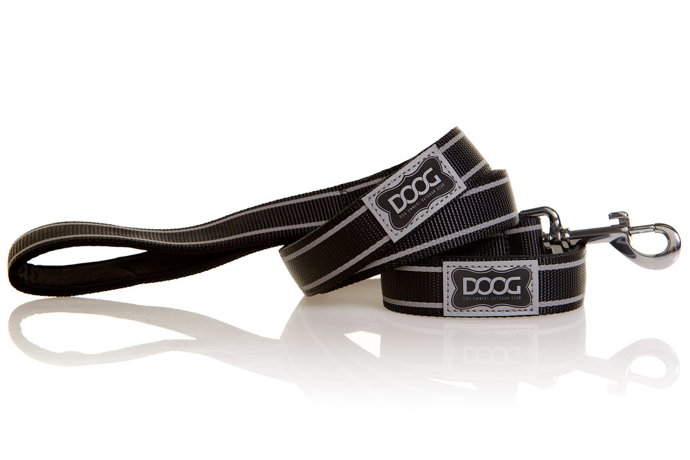 Schwarze DOOG Hundeleine aus Neopren mit reflektierenden Streifen und Karabinerhaken auf flacher Unterlage.