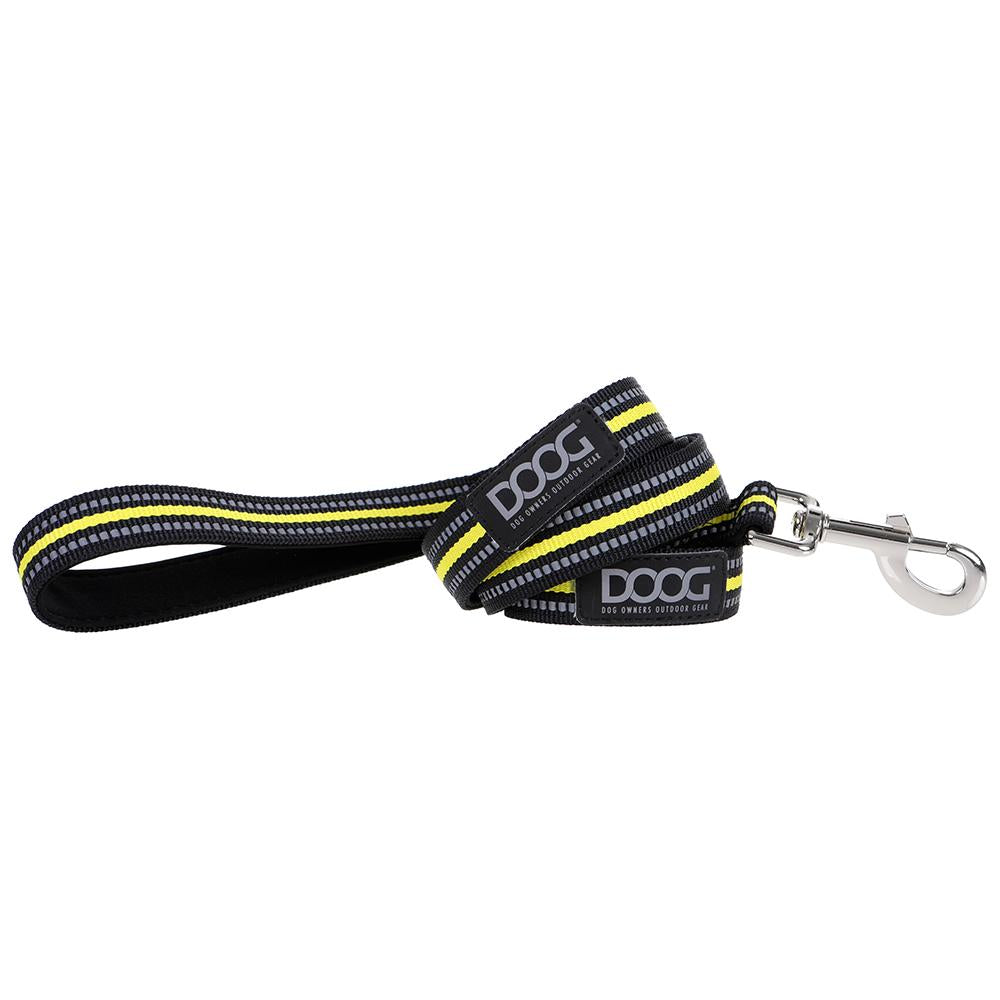 Schwarze DOOG Hundeleine mit gelben und weißen Streifen, stabiler Karabinerhaken, strapazierfähiges Neopren-Material.
