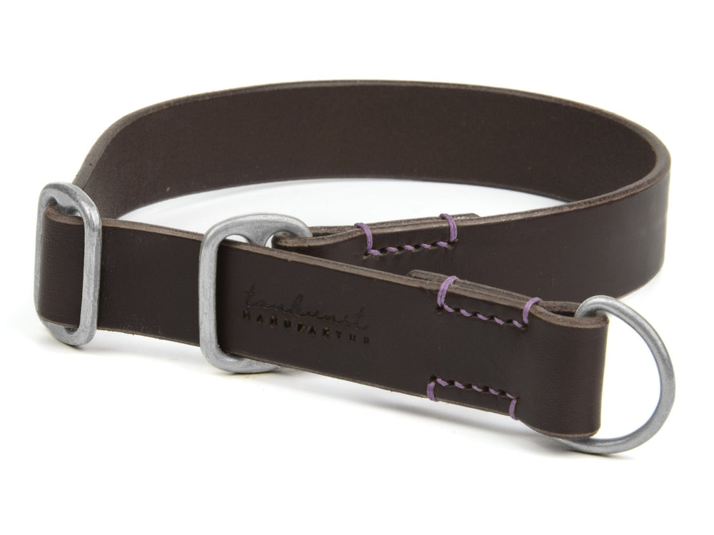 Braunes Lederhalsband mit lila Naht und Metallringen, geprägt mit „taulart handwerk“. Ideal für stilvolle Hunde.