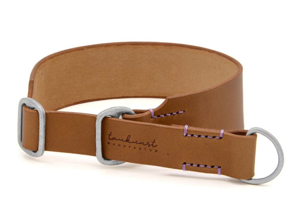 Braunes Lederhalsband mit grauen Schnallen und lila Nähten, beschriftet mit "tankhurst MANU". Elegant und stilvoll.