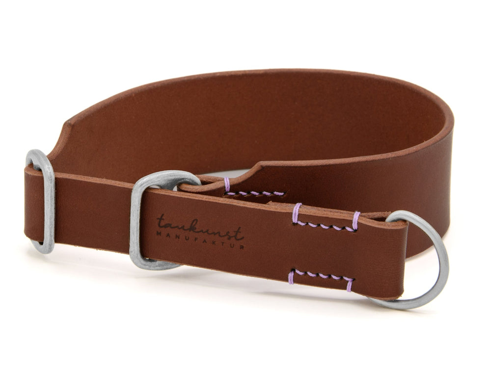 Braunes Lederhalsband „Waldgeist“ mit verstellbarem Verschluss und eingeprägtem Schriftzug „tankurst MANUFAKTUB“.