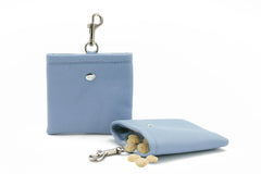 Blauer Leder-Schlüsselanhänger mit Karabiner und klappbarer Tasche für kleine Leckerlis. Elegant und praktisch im Design.