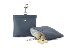 Blauer Leder-Geldbeutel mit Schlüsselring und Snacks, ideal für Leckerlis unterwegs.