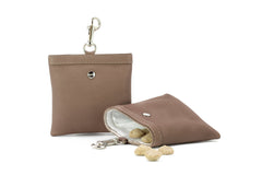 Braunes Schlüsselanhänger-Etui mit Snacks, geöffnet und mit Druckknopf sowie Karabiner versehen.