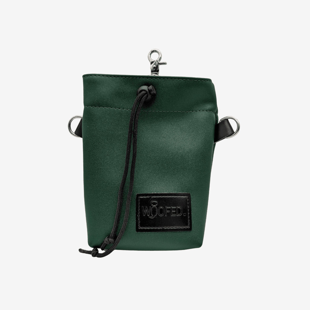 Leckerlibeutel in Army Green mit Kordelzugverschluss und WOOFED-Logo für Hundeleckerlis und Snacks.