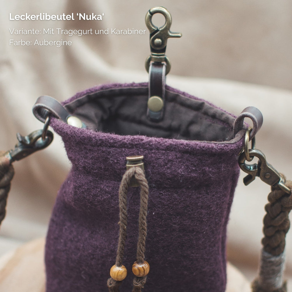 Leckerlibeutel Nuka in Aubergine mit Tragegurt und Karabiner für Hunde unterwegs.