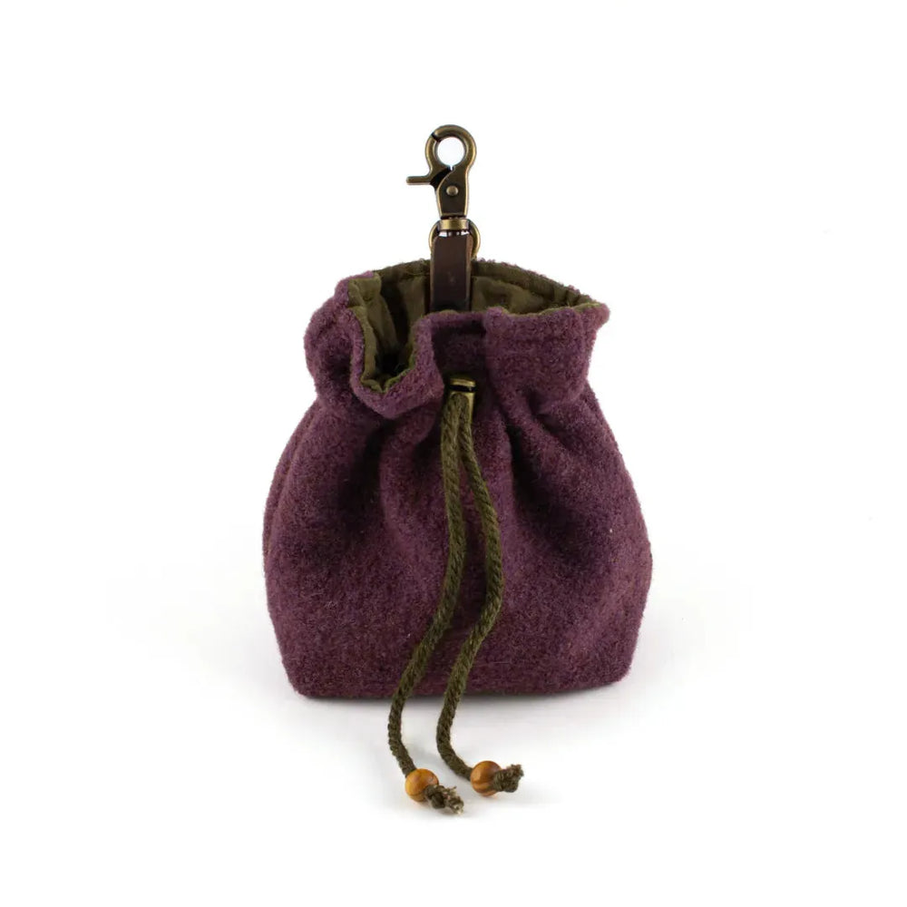 Lila Filztasche Nuka mit Kordelzug, Holzgriff und Karabinerhaken, ideal für Snacks und Leckerlis.
