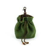 "Grüner Leckerlibeutel Nuka aus Filz mit Kordelzug und Holzgriff für Hunde, ideal für Spaziergänge."