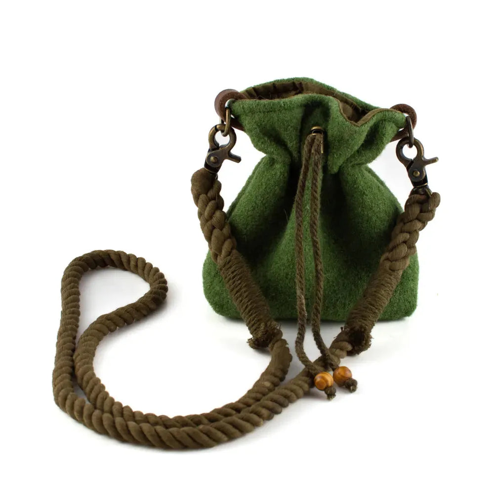 "Grüne gefilzte Tasche Nuka mit drawstring-Verschluss und geflochtenem Olivgrün-Tragriemen, verziert mit Holzperlen."
