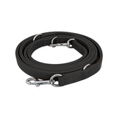 Schwarze flache Hundeleine aus robustem Material mit Ösen und Karabinerhaken für sicheres Führen von Hunden.