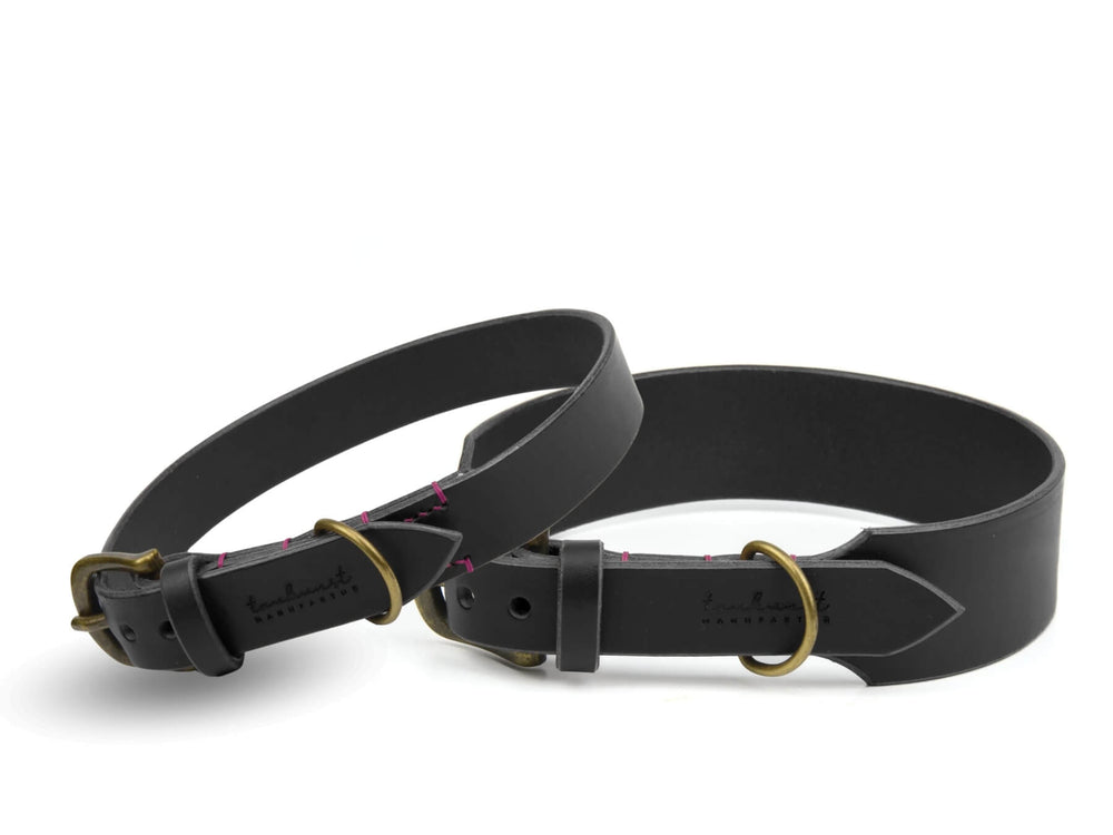 Schwarzes Lederhalsband WALDGEIST mit goldenen D-Ringen und pinker Naht, elegante, schlichte Gestaltung für Hunde.
