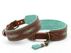 Braunes Lederhundehalsband WOODSTOCK mit grünem Futter, dentellen Mustern und goldenen Punkten, dekorativem Quastenanhänger.