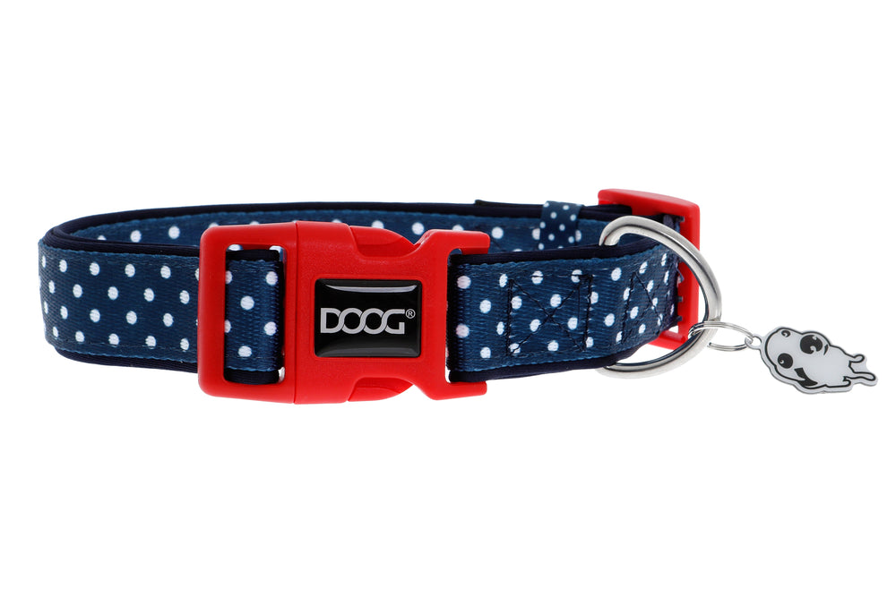 Navy blaues Neoprene Hundehalsband mit weißen Punkten, roter Schnalle und rundem Anhänger in Form eines Gesichts.