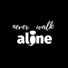 T-Shirt "Never Walk Alone" mit Hundesilhouette in moderner Schrift auf schwarzem Hintergrund für Hundemamas.