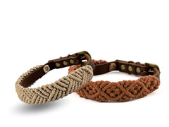 Zwei geflochtene Makramee Lederhalsbänder in Beige und Braun, stilvoll im Boho-Design.