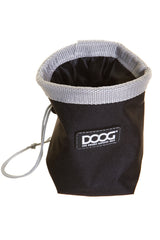 Kleine schwarze DOOG Leckerchen-Tasche mit grauem Kordelzug und Umrandung, ideal für Hundetraining und Spaziergänge.