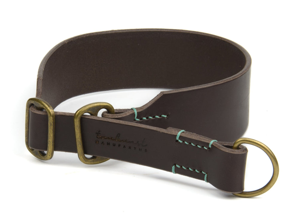 Braunes Zugstopp Lederhalsband mit Türkis-nähten, zwei Metallschnallen und eingeprägtem Logo für Hunde.