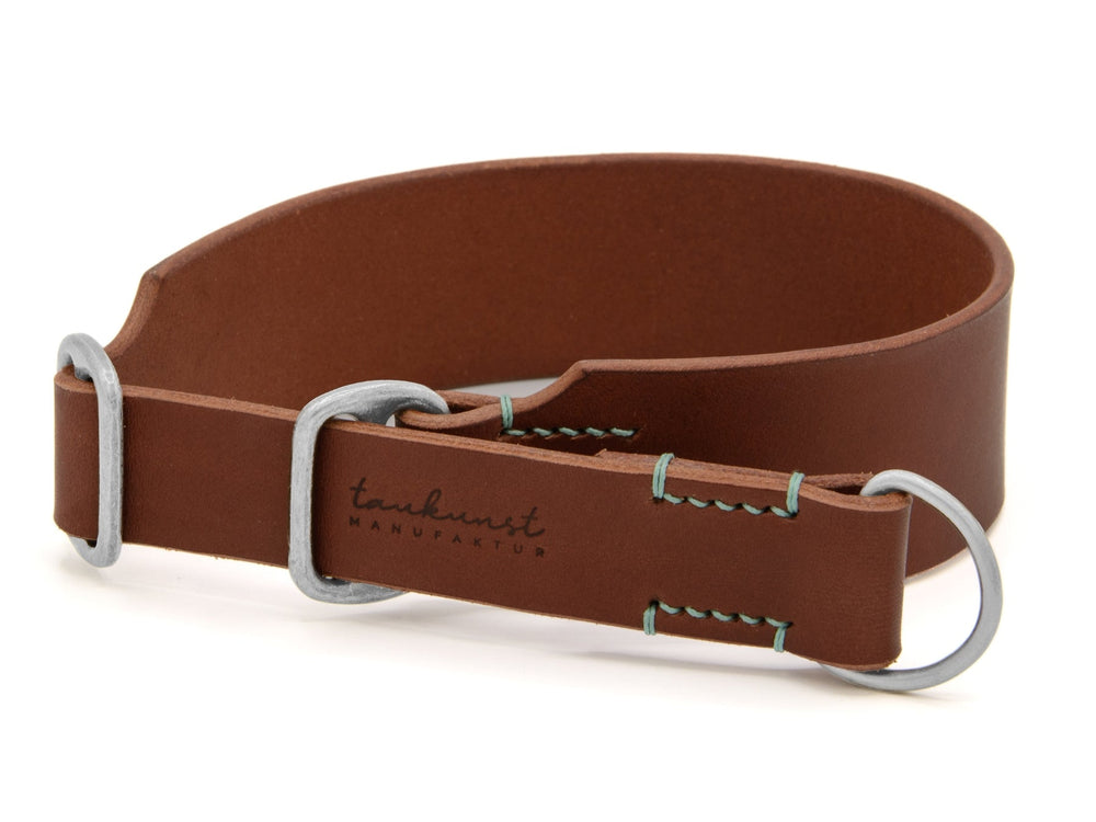 Braunes Lederhalsband mit D-Ring und kontrastreicher Naht, graviert mit "tankhunst MAN". Ideal für stilbewusste Hunde.