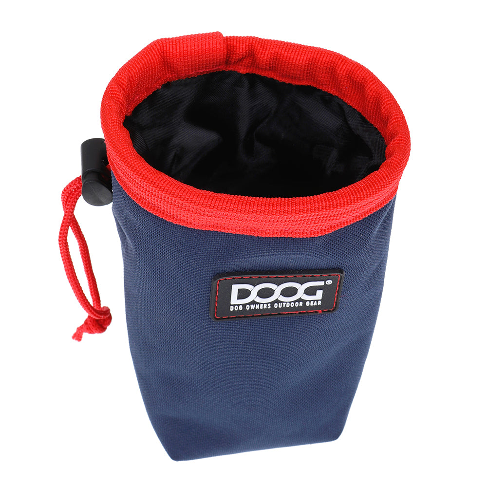 DOOG Leckerchen-Tasche in navyblau mit rotem Rand und Kordelzug, ideal für Hundeleckerlis unterwegs.